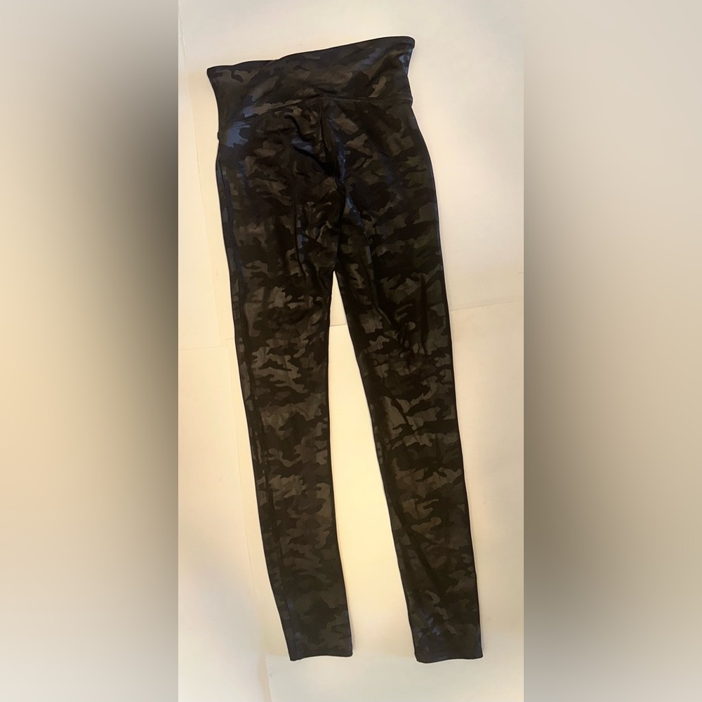 Spanx Faux Leather Leggings Black Camo Women’s Size Small Mid-Rise Skinny Slim - Picture 2 of 9